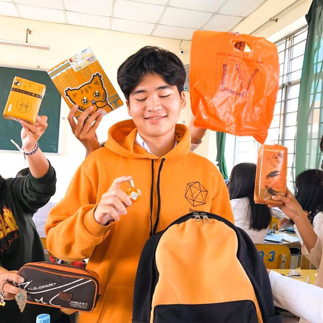 Đồ dùng ton-sur-ton thì không phải của riêng ai mà nhóm học sinh lầy lội đã đi huy động của cả lớp để cùng chụp. Ai nấy đều rất hưởng ứng và tranh nhau đứng tạo dáng để chụp hình.