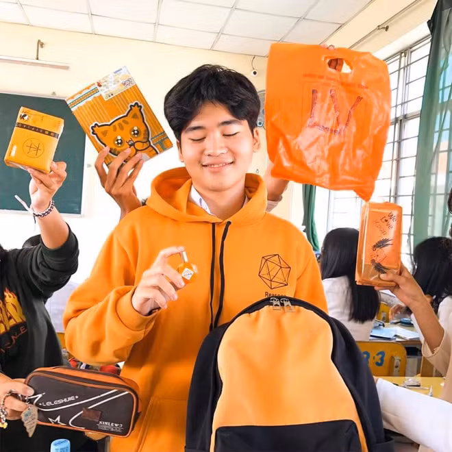 Đồ dùng ton-sur-ton thì không phải của riêng ai mà nhóm học sinh lầy lội đã đi huy động của cả lớp để cùng chụp. Ai nấy đều rất hưởng ứng và tranh nhau đứng tạo dáng để chụp hình.