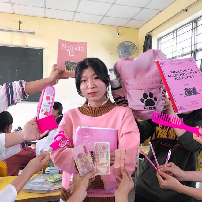 Đây không phải trò duy nhất được nhóm bạn bày ra. Hát inh ỏi, la cà quán xá, tám xuyên trời đất là những khoảnh khắc mà Tú sẽ không bao giờ quên.