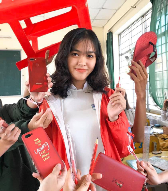 Tú cho hay cả lớp thường xuyên bày trò nghịch ngợm với nhau vì sợ sau khi ra trường, mỗi người một nơi rất ít khi có cơ hội gặp lại. Tuy nhiên, chơi thì chơi những vẫn quan tâm việc học, biết vui đúng chỗ và ngoan đúng lúc.