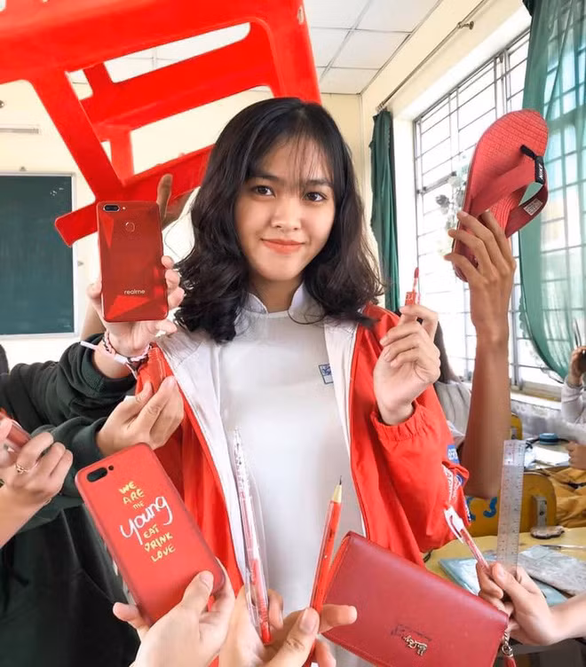 Tú cho hay cả lớp thường xuyên bày trò nghịch ngợm với nhau vì sợ sau khi ra trường, mỗi người một nơi rất ít khi có cơ hội gặp lại. Tuy nhiên, chơi thì chơi những vẫn quan tâm việc học, biết vui đúng chỗ và ngoan đúng lúc.