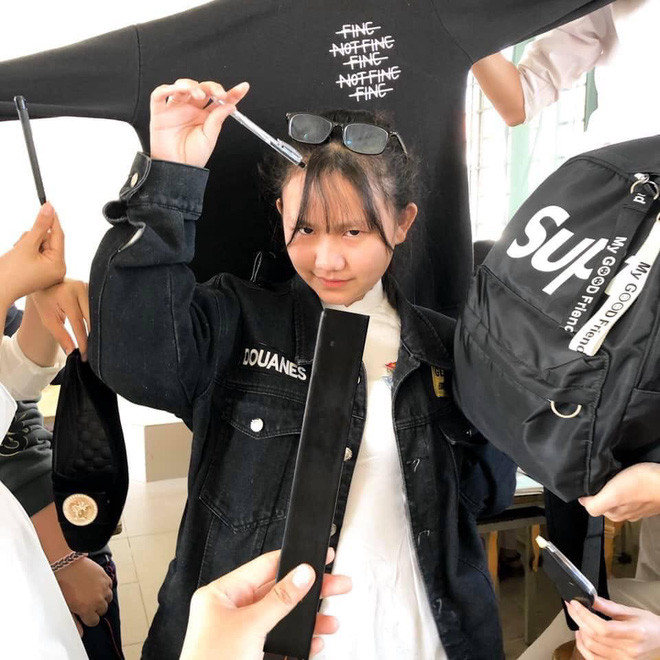 "Lúc đầu thấy bạn mặc áo màu xanh lá, xung quanh cũng có mấy món màu xanh lá nên mình bảo bạn tạo dáng để chụp tấm ảnh, các bạn cùng lớp khi ấy mới ào vô cầm phụ. Chụp xong thì thấy vui quá nên là chụp thêm những màu kia" - Tú vui vẻ chia sẻ.