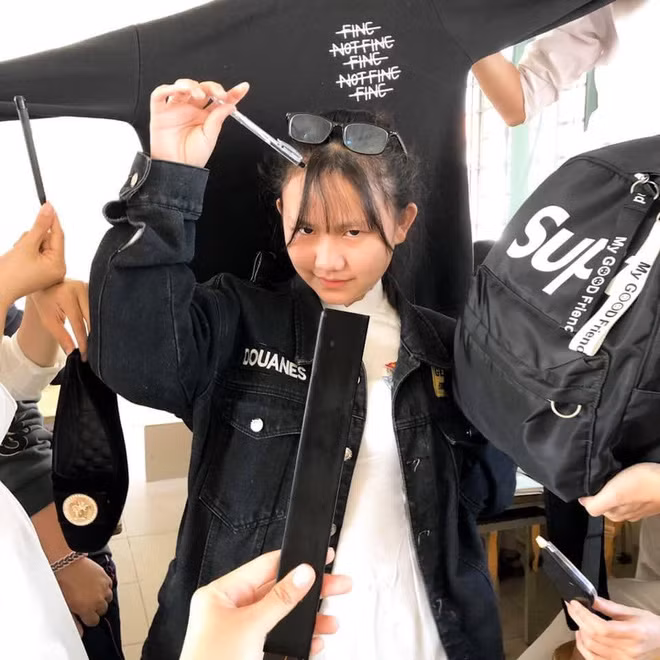 "Lúc đầu thấy bạn mặc áo màu xanh lá, xung quanh cũng có mấy món màu xanh lá nên mình bảo bạn tạo dáng để chụp tấm ảnh, các bạn cùng lớp khi ấy mới ào vô cầm phụ. Chụp xong thì thấy vui quá nên là chụp thêm những màu kia" - Tú vui vẻ chia sẻ.