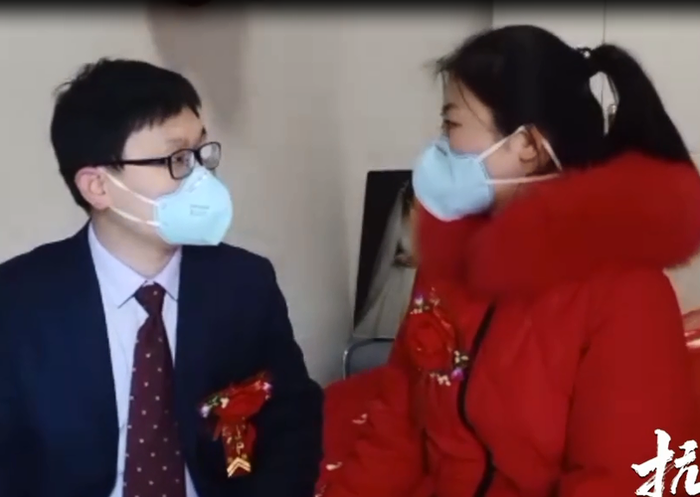 Tại Trung Quốc, nhiều cặp đôi cũng phải hoãn ngày trọng đại vô thời hạn vì bệnh dịch đang càng lúc càng nghiêm trọng.