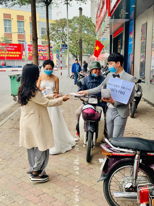 Thế nhưng, bên cạnh những lời khen ngợi, cặp cô dâu chú rể này cũng nhận phải không ít "gạch đá" của dư luận. Giữa thời tiết giá lạnh của Hà Nội, cô dâu ăn mặc váy hở vai đang làm tổn hại đến sức khoẻ của chính mình. Hơn thế nữa, nhiều người tự hỏi tại sao không lựa chọn thời điểm khác để phát khẩu trang miễn phí mà lại nhất định mặc trang phục cưới? Phải chăng đây là chiêu trò gây chú ý?