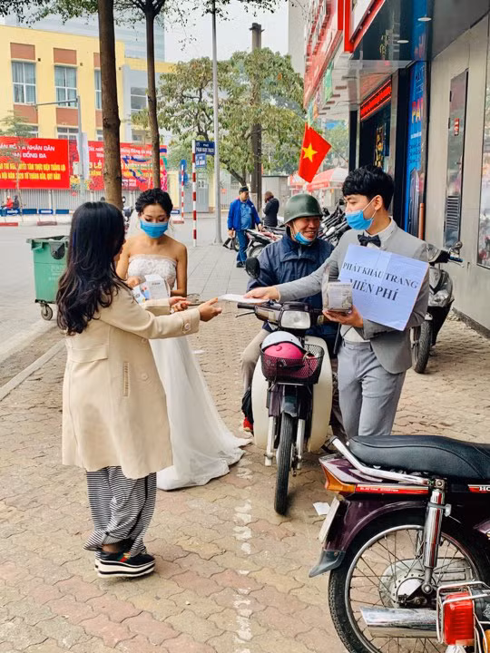 Thế nhưng, bên cạnh những lời khen ngợi, cặp cô dâu chú rể này cũng nhận phải không ít "gạch đá" của dư luận. Giữa thời tiết giá lạnh của Hà Nội, cô dâu ăn mặc váy hở vai đang làm tổn hại đến sức khoẻ của chính mình. Hơn thế nữa, nhiều người tự hỏi tại sao không lựa chọn thời điểm khác để phát khẩu trang miễn phí mà lại nhất định mặc trang phục cưới? Phải chăng đây là chiêu trò gây chú ý?