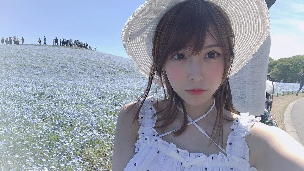 Không chỉ gặt hái được những thành công vang dội tại các đấu trường eSports, Deer Chann còn là đại diện Hong Kong tham dự diễn đàn eSports chính thức đầu tiên được tổ chức bởi Ủy ban Olympic Quốc tế (IOC), Hiệp hội thể thao quốc tế toàn cầu (GAISF) tại Thụy Sĩ. Cô nàng được rất nhiều người yêu mến vì xinh đẹp và chơi game giỏi. Tháng 6 vừa qua, cô nàng bị 1 fan cuồng tấn công khi đang đi trên đường. Sau vụ việc, game thủ bị sang chấn tâm lý nhẹ.