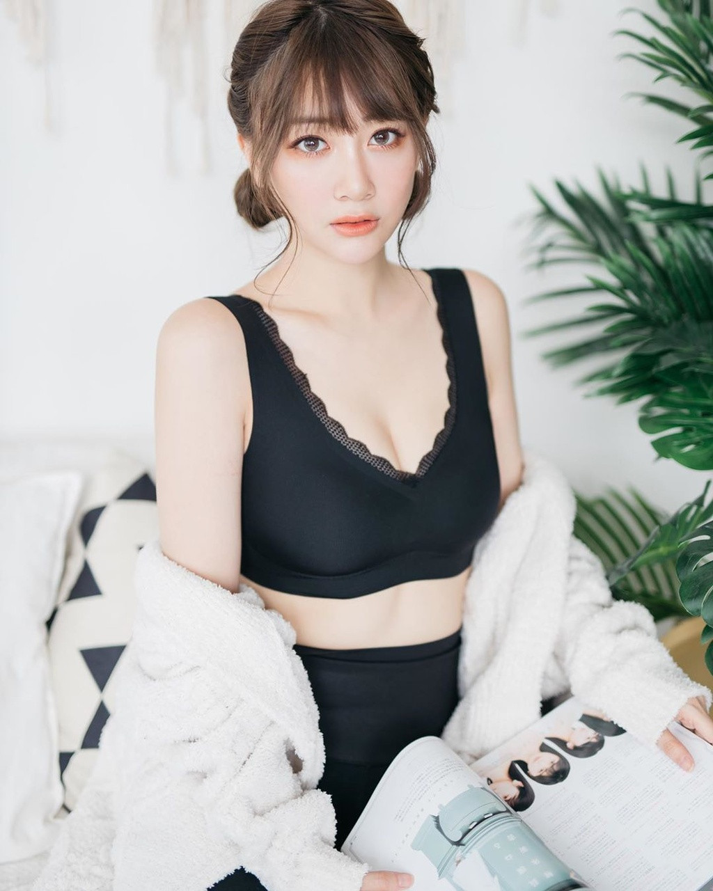 Vì ngoại hình bắt mắt, Rose được nhiều thương hiệu mời làm mẫu ảnh, cô bắt đầu lơ là sự nghiệm game thủ. Đến năm 2017, cô nàng chính thức từ dã eSports để làm người mẫu. Sự nghiệp của hot girl mờ nhạt cho đến khi cô bắt đầu thực hiện các bộ ảnh khoe thân vô cùng phản cảm.