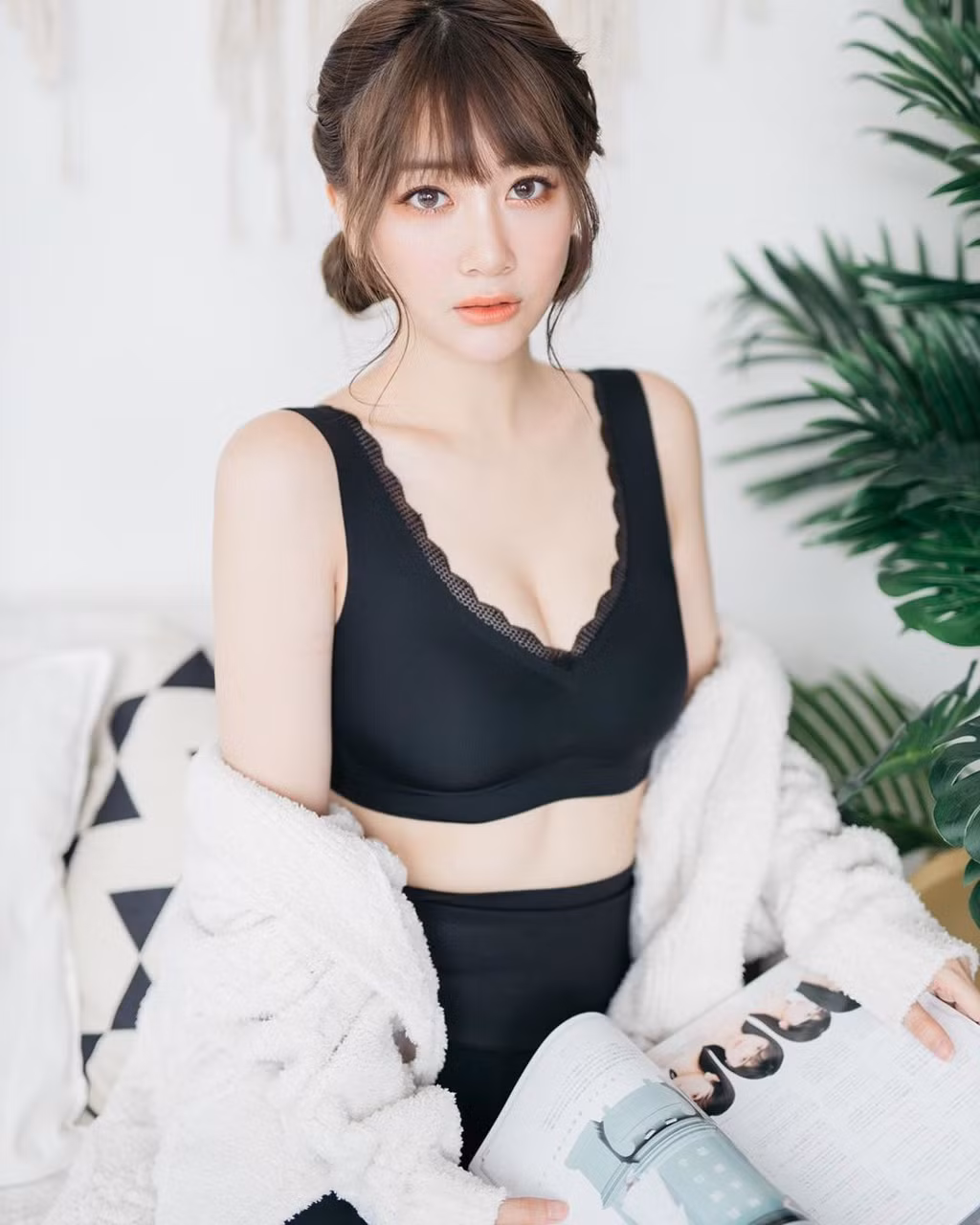 Vì ngoại hình bắt mắt, Rose được nhiều thương hiệu mời làm mẫu ảnh, cô bắt đầu lơ là sự nghiệm game thủ. Đến năm 2017, cô nàng chính thức từ dã eSports để làm người mẫu. Sự nghiệp của hot girl mờ nhạt cho đến khi cô bắt đầu thực hiện các bộ ảnh khoe thân vô cùng phản cảm.