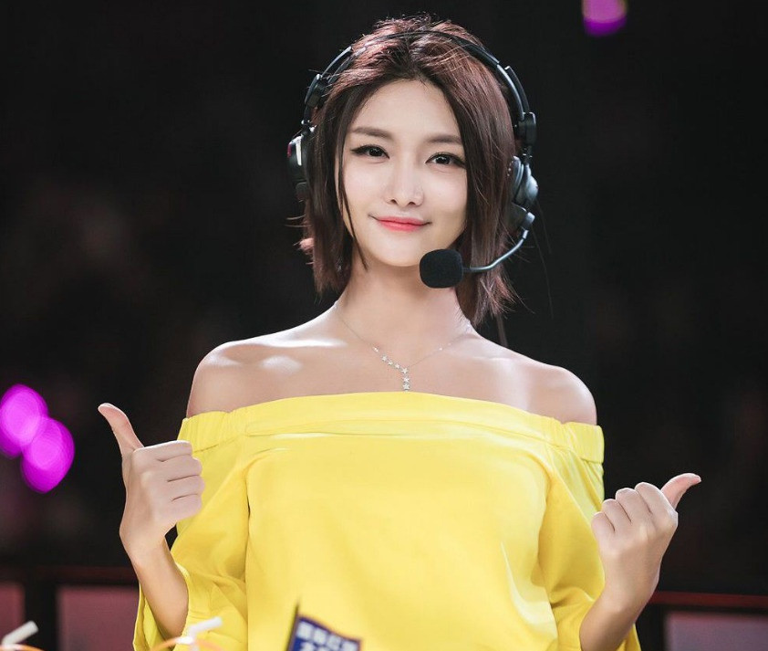 Hàn Ý Oánh (SN 1989), tên trong giới eSports là Miss nổi tiếng tại Trung Quốc với vai trò là streamer, bình luận thể thao điện tử. Streamer 8x bắt đầu thi đấu chuyên nghiệp từ năm 2007 và từng giành quán quân giải Warcraft III - WCG 2008, ngôi nữ vương StarCraft II ZOWIE DIVINA năm 2012.