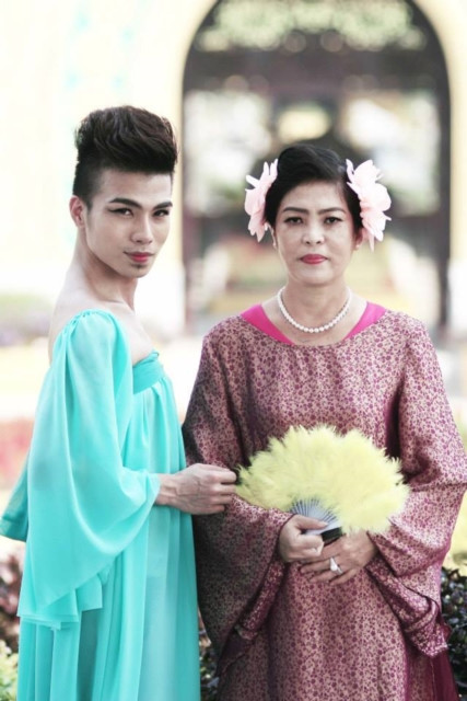 Kenny Sang và người được cho là mẹ anh cùng tham gia bộ ảnh "Nữ hoàng OPA KENNY SANG truyền kỳ - Thâm cung độc chiến".