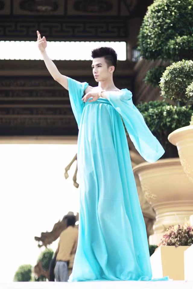 Theo Kenny Sang thì anh làm bộ ảnh này chỉ vì anh dành tình yêu lớn cho thời trang cổ trang và không phải phiên bản nào khác của Võ Tắc Thiên.