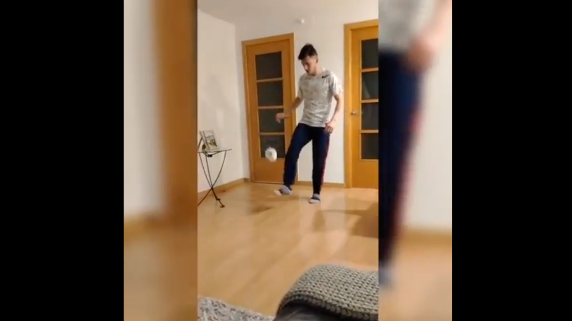 Dàn cầu thủ của FC Terrassa hào hứng thực hiện thử thách tâng giấy vệ sinh được fanpage của CLB này tổng hợp lại và đăng tải.