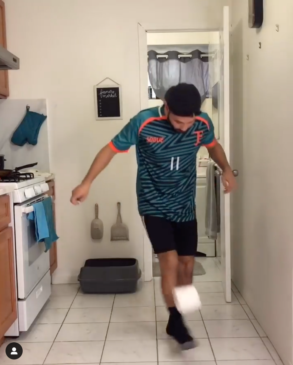 Nhìn thì có vẻ đơn giản nhưng thử thách tâng giấy vệ sinh này đòi hỏi kỹ thuật khéo léo, không phải ai cũng hoàn thành được thử thách.