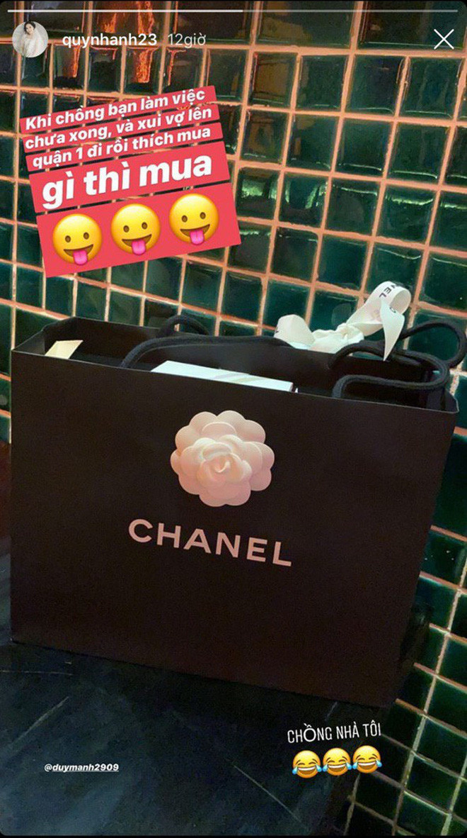 Nam cầu thủ còn luôn mạnh tay chi tiền mua phụ kiện, quần áo hàng hiệu cho vợ. Anh từng sắm một chiếc túi trị giá hơn 100 triệu cho Quỳnh Anh khi đang du lịch tại Nhật Bản.