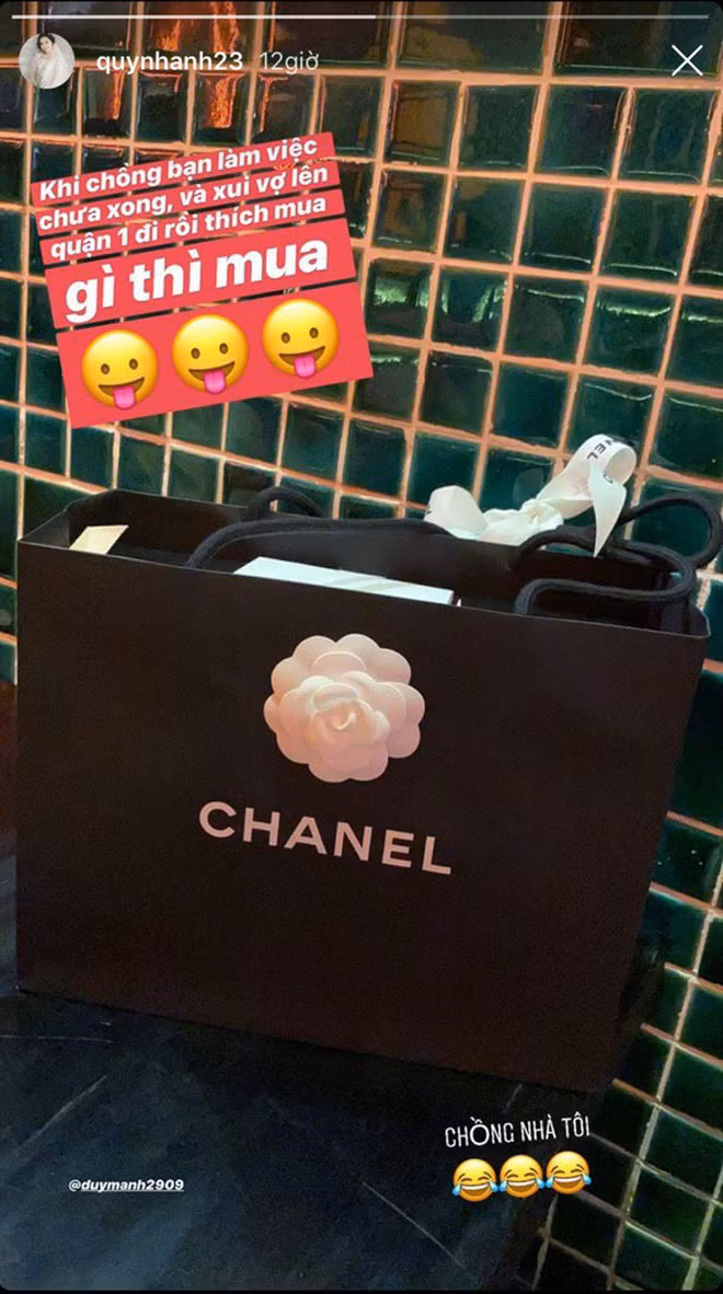 Nam cầu thủ còn luôn mạnh tay chi tiền mua phụ kiện, quần áo hàng hiệu cho vợ. Anh từng sắm một chiếc túi trị giá hơn 100 triệu cho Quỳnh Anh khi đang du lịch tại Nhật Bản.