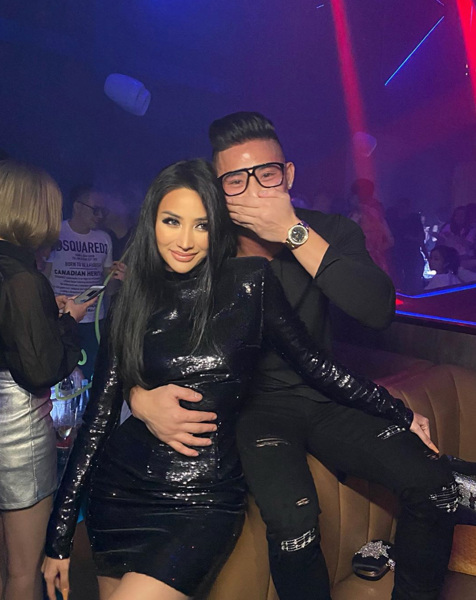 Hot girl 8X thường xuyên check-in tại những địa điểm sang chảnh, cứ vài lần cô nàng lại xuất hiện tại nước ngoài khiến người hâm mộ "lác mắt".