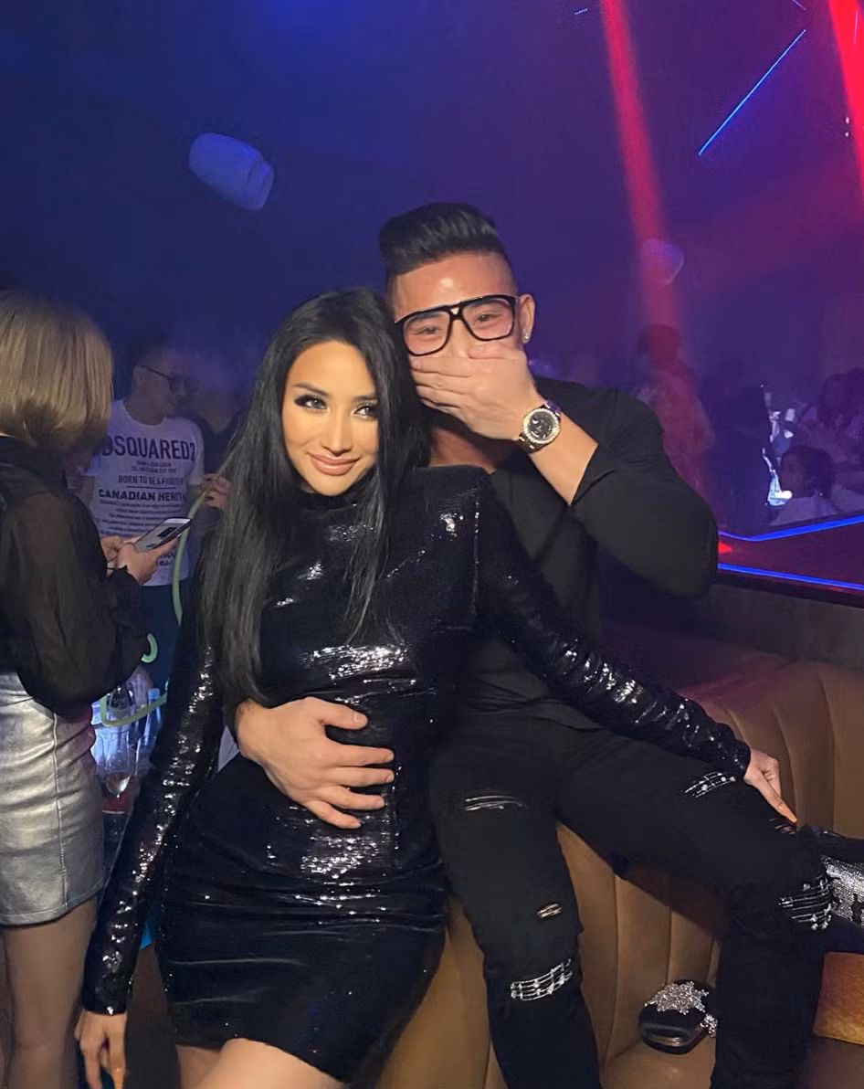 Hot girl 8X thường xuyên check-in tại những địa điểm sang chảnh, cứ vài lần cô nàng lại xuất hiện tại nước ngoài khiến người hâm mộ "lác mắt".