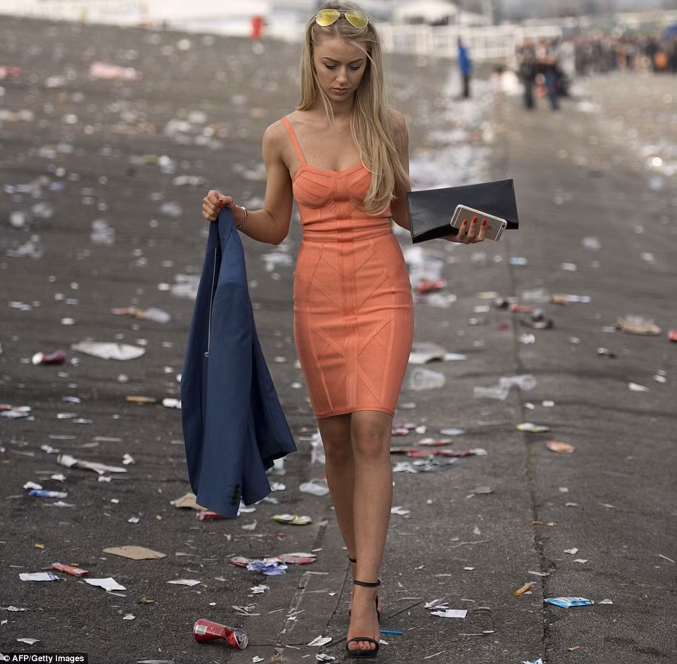 Chỉ hiếm hoi có những cô nàng còn tỉnh táo, cẩn thận bước trên giày cao gót tránh những rác rưởi của lễ hội.