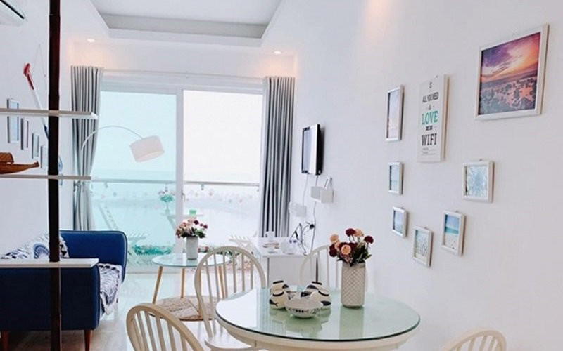 Một mặt hướng biển được thay thế tường bê tông bằng kính để không gian thêm rộng.