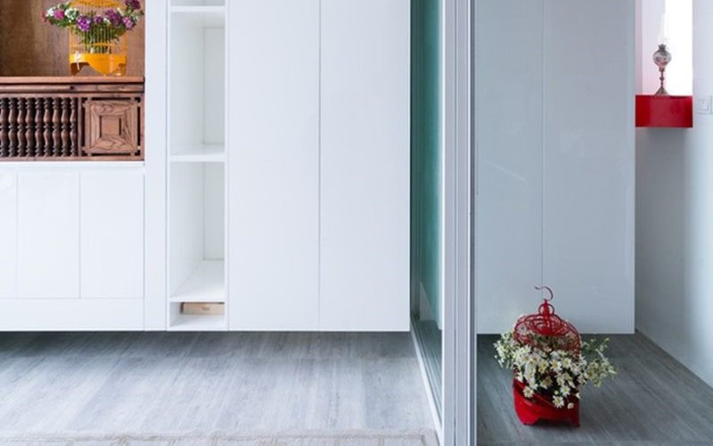 Trong nhà, chất liệu gỗ được cô nàng tận dụng tối đa.