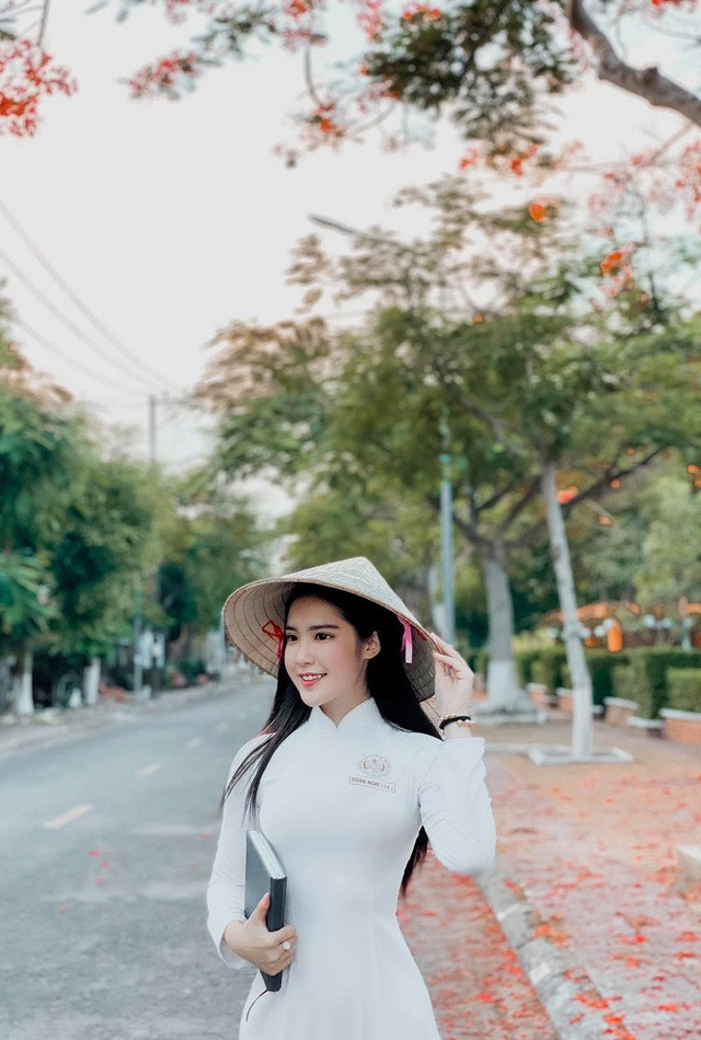 Đoan Nghi có vẻ ngoài xinh đẹp với đôi mắt to tròn, mặt v-line và mái tóc đen bóng. Cô mang trong mình hai dòng máu Việt - Trung.