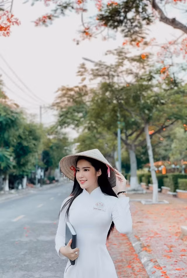 Đoan Nghi có vẻ ngoài xinh đẹp với đôi mắt to tròn, mặt v-line và mái tóc đen bóng. Cô mang trong mình hai dòng máu Việt - Trung.