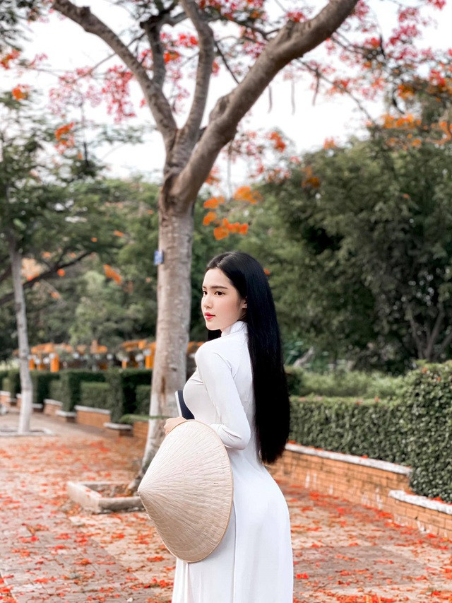 Đang trải qua thời gian cuối cùng trong cuộc đời học sinh nên nữ sinh Đồng Tháp muốn thực hiện một bộ ảnh ghi lại khoảnh khắc đẹp với áo dài, hoa phượng.