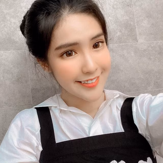 "Xinh xuất sắc thật, nét nào ra nét đấy, người cũng đẹp nữa", "Cứ diện áo dài thế này là đẹp, không cần màu mè phô trương gì" - Dân mạng bình luận.