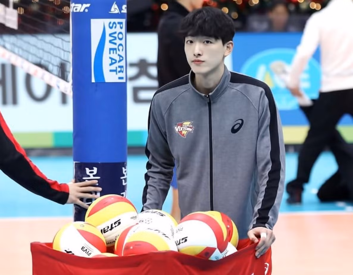 Sau đó, mỹ nam của làng bóng chuyền Hàn Quốc lên thi đấu chuyên nghiệp cho Suwon KEPCO Vixtorm từ mùa giải 2018-2019. Anh chơi ở vị trí phụ công.