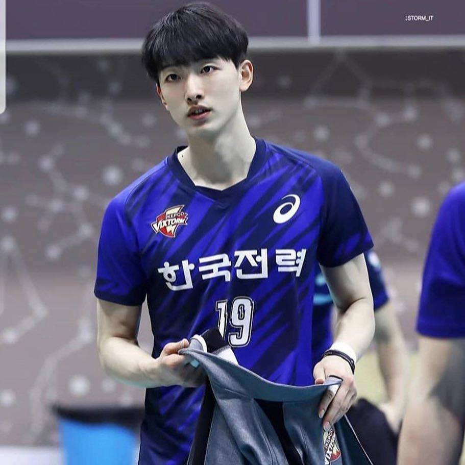 Anh chàng sở hữu nước da trắng bóc đúng chuẩn Hàn Quốc, khuôn mặt trẻ hơn nhiều so với số tuổi 24 và đặc biệt là không hề có góc chết vì quá đẹp trai.