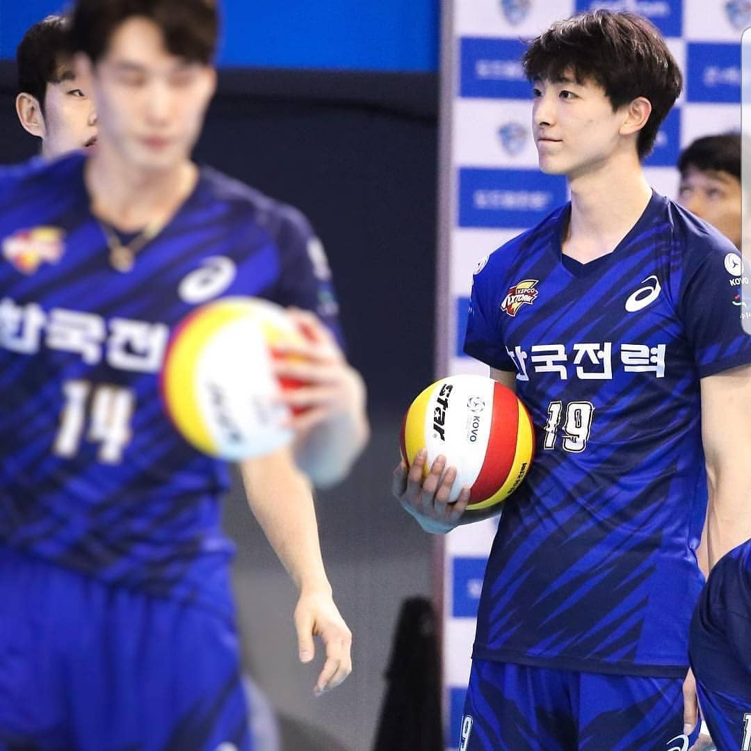 Park Tae Hwan từng là sinh viên Đại học Hanyang và là thành viên chủ chốt của đội bóng chuyền trong trường, được rất nhiều bạn nữ ngưỡng mộ.