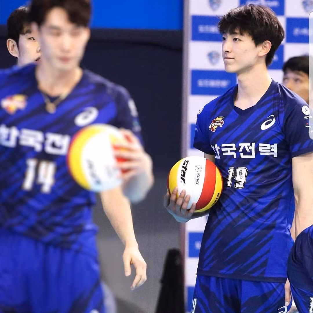 Park Tae Hwan từng là sinh viên Đại học Hanyang và là thành viên chủ chốt của đội bóng chuyền trong trường, được rất nhiều bạn nữ ngưỡng mộ.