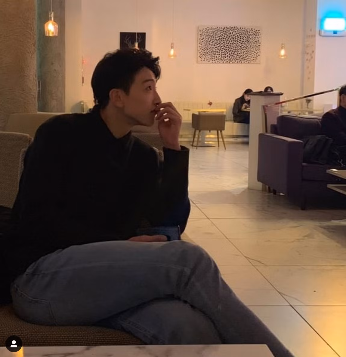 Mặc dù được rất nhiều người quan tâm yêu mến nhưng anh chàng khá kín tiếng về đời tư. Có gần 16.000 người theo dõi trên mạng xã hội nhưng Park Tae Hwan hầu như chỉ chia sẻ hình ảnh thi đấu.