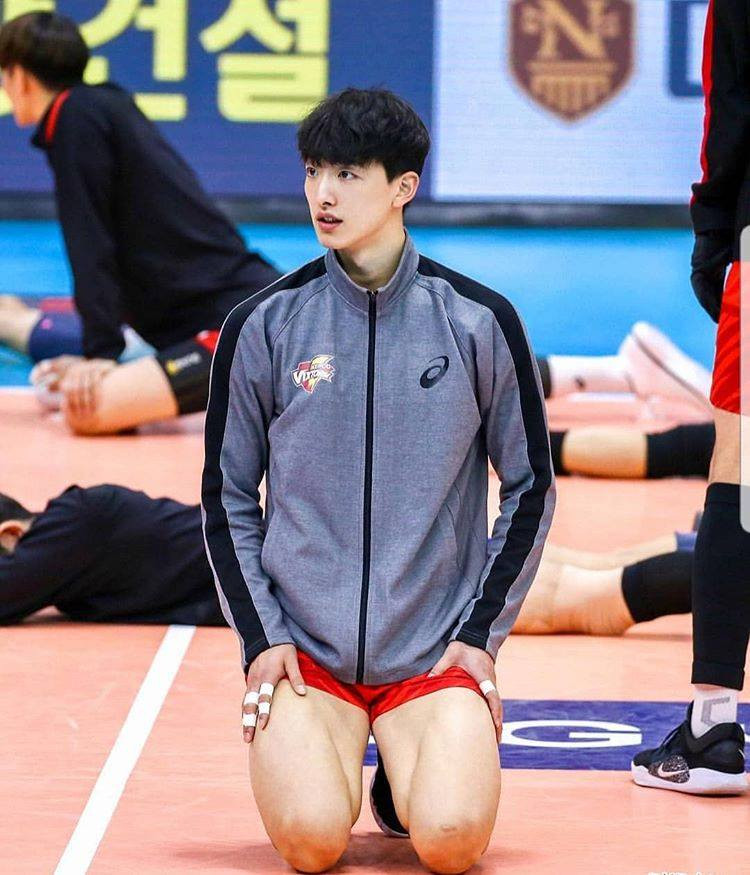 Hơn thế nữa, hot boy bóng chuyền còn sở hữu chiều cao 1m94 vô cùng nổi trội. Chiều cao giúp anh có những lợi thế nhất định trong thi đấu.