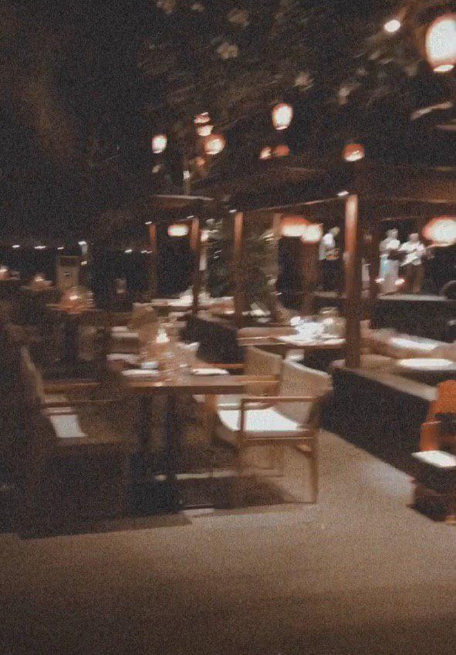 Đám cưới của họ đã được tổ chức ở bãi biển Đà Nẵng, chỉ có người thân và bạn bè hai bên gia đình. Trước đó, cô cũng làm lễ ăn hỏi kín đáo, không chia sẻ hình ảnh trên trang cá nhân.