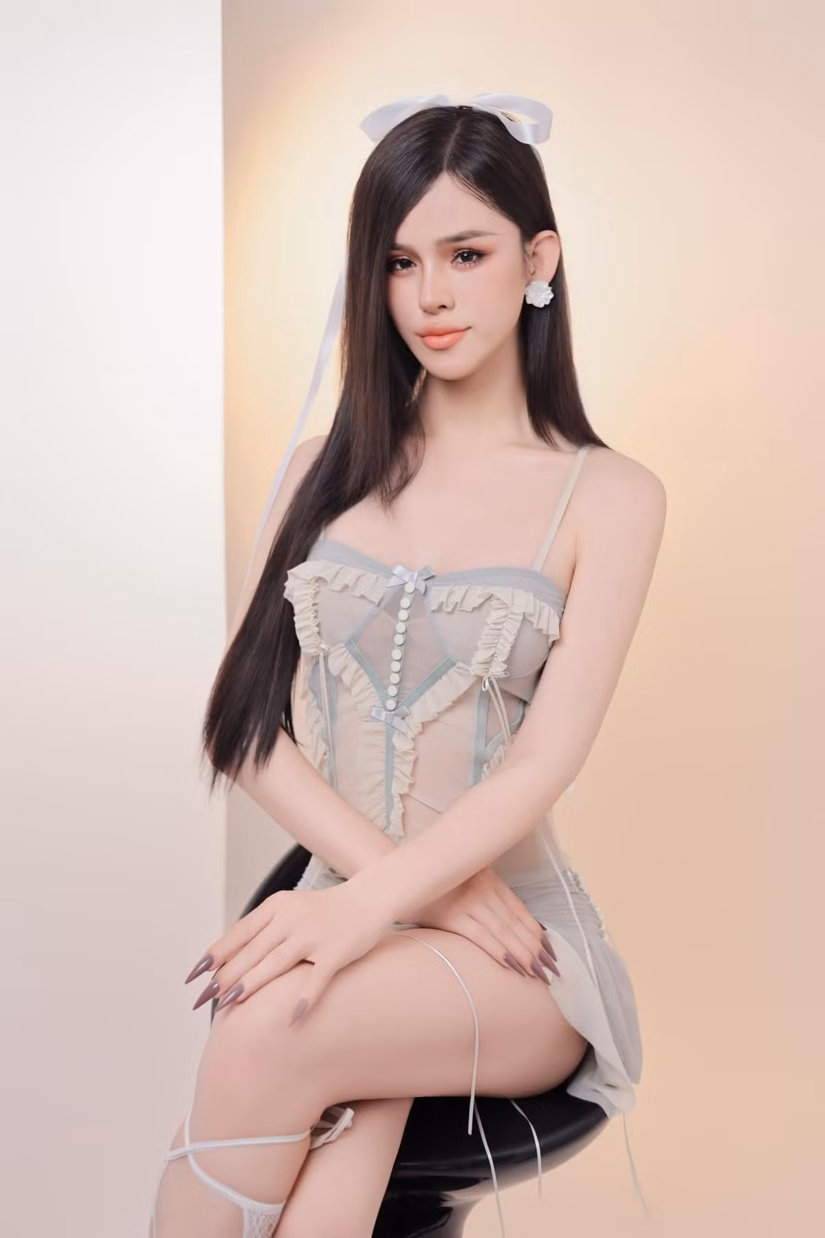 Cách đây không lâu, Trần Đức Bo quyết định sang Hàn Quốc để thực hiện phẫu thuật thẩm mỹ, tìm lại con người thật của mình. Anh không ngần ngại chi một số tiền lớn để làm một cuộc "đại trùng tu" nhan sắc.