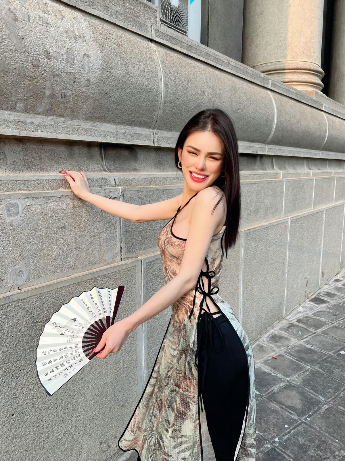 Tiktoker thường xuyên thay đổi phong cách, trang phục theo khuynh hướng nữ tính.
