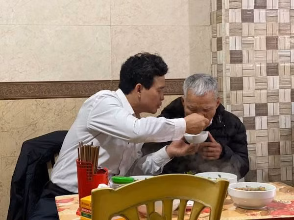 Mới đây, trên mạng xã hội xuất hiện một bài đăng kể về câu chuyện trong quán bún cá, khi người con trai kiên nhẫn bón từng thìa cho cha già yếu được nhiều người chia sẻ. Theo đó, người đàn ông trung niên vừa giúp bố ăn, vừa thủ thỉ nhỏ to: "Bún cá Thái Bình đó bố. Ngon không bố? Ngon hơn ở quê mình". Bên cạnh là cụ già tóc đã bạc trắng, móm mém ăn, thi thoảng cảm thán bằng giọng yếu ớt: "Ngoong".