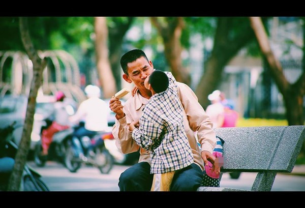 "Cha luôn có một đôi vai vững chãi để gánh vác cả cuộc đời, luôn có một bàn tay lớn để dìu dắt con đi. Tất cả những người cha trên đời đều rất vĩ đại, là người hùng của riêng con" - Người dùng có tên R.M xúc động bình luận.