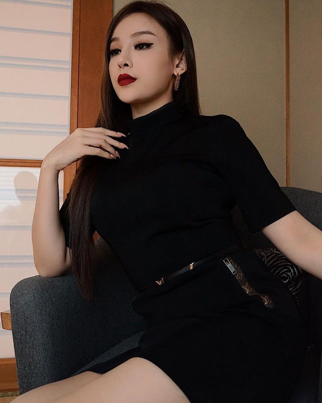 Kelly Nguyễn (tên thật: Nguyễn Thụy Tú Anh, sinh năm 1990) được dân mạng biết tới sau khi khi tham gia cuộc thi Miss teen 2008. Sau đó, hot girl 9X lập nghiệp tại Sài Gòn với công việc chính là mẫu lookbook.