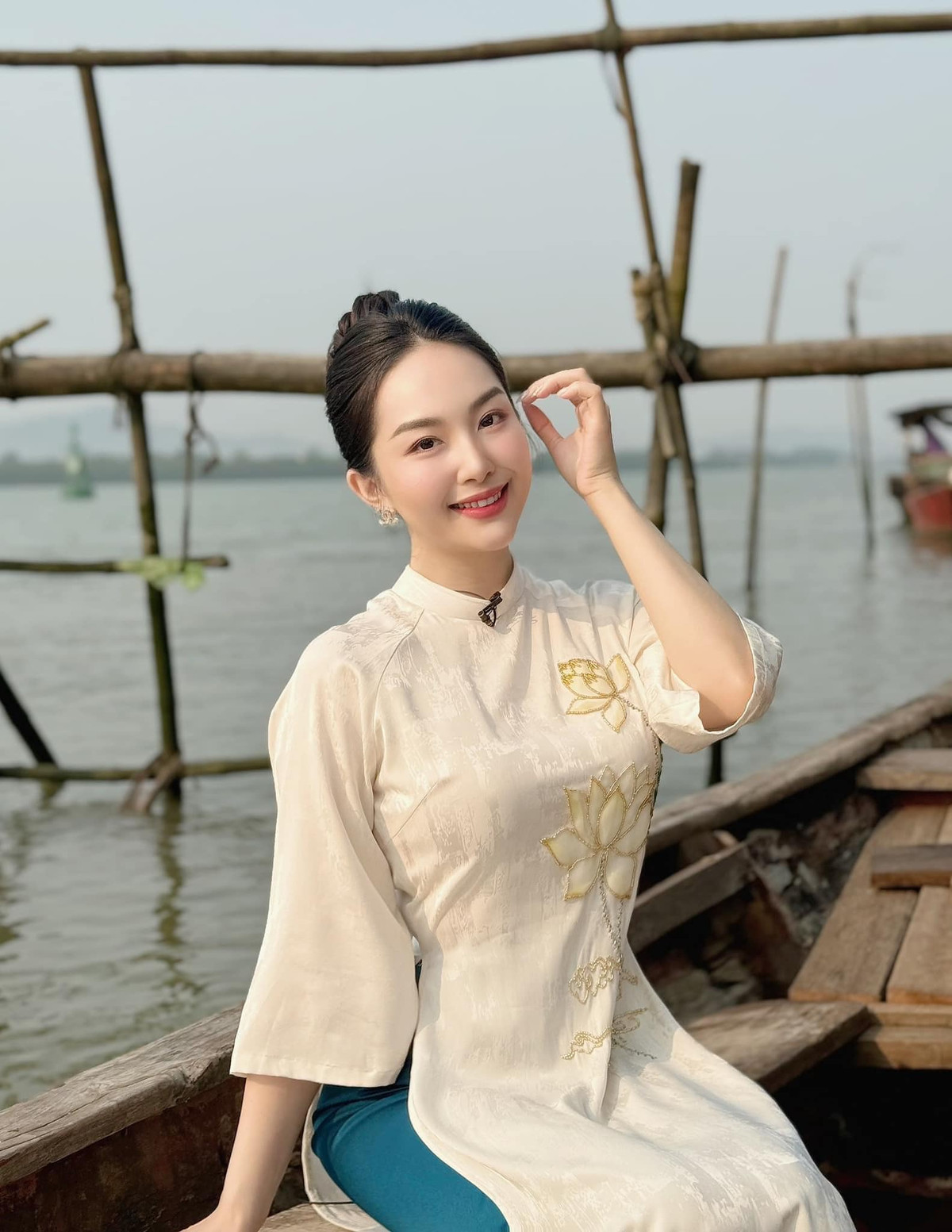 Trâm Anh gây cuốn hút bởi gương mặt xinh đẹp và lối dẫn dắt linh hoạt.