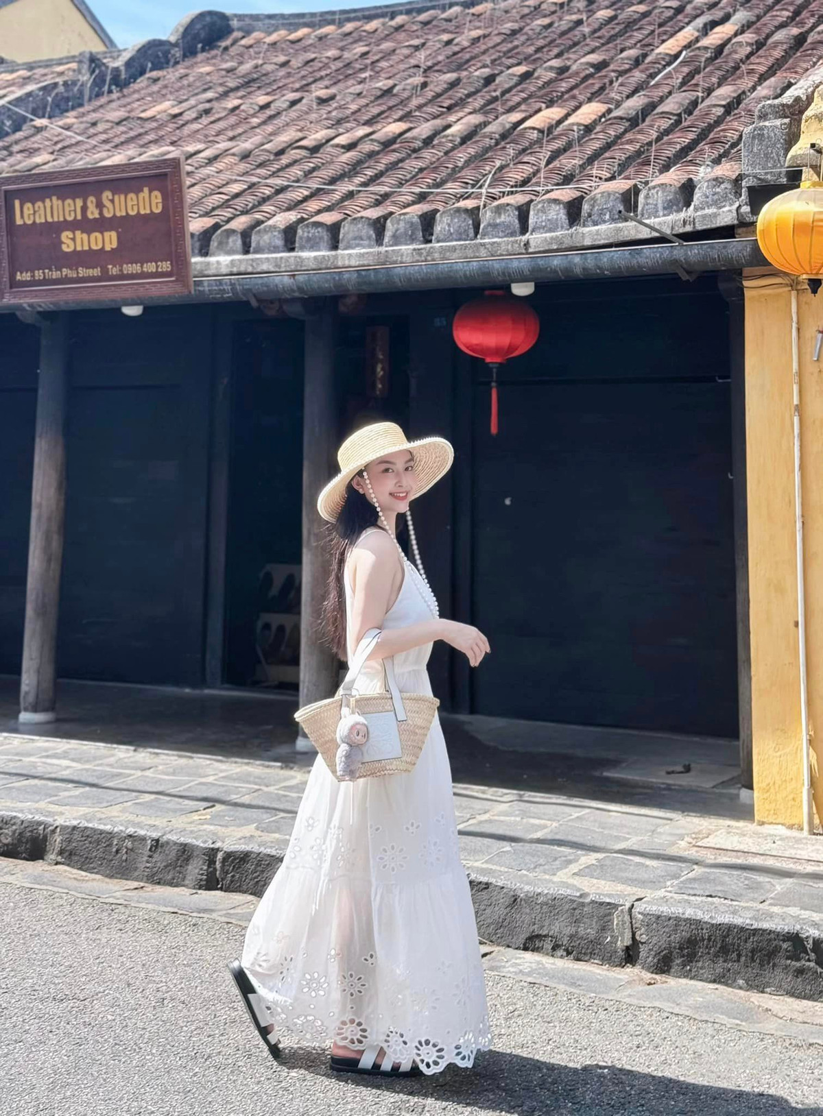 Ở ngoài đời, Trâm Anh được nhận xét có gương mặt xinh dịu hiền cùng phong cách ăn mặc tôn dáng