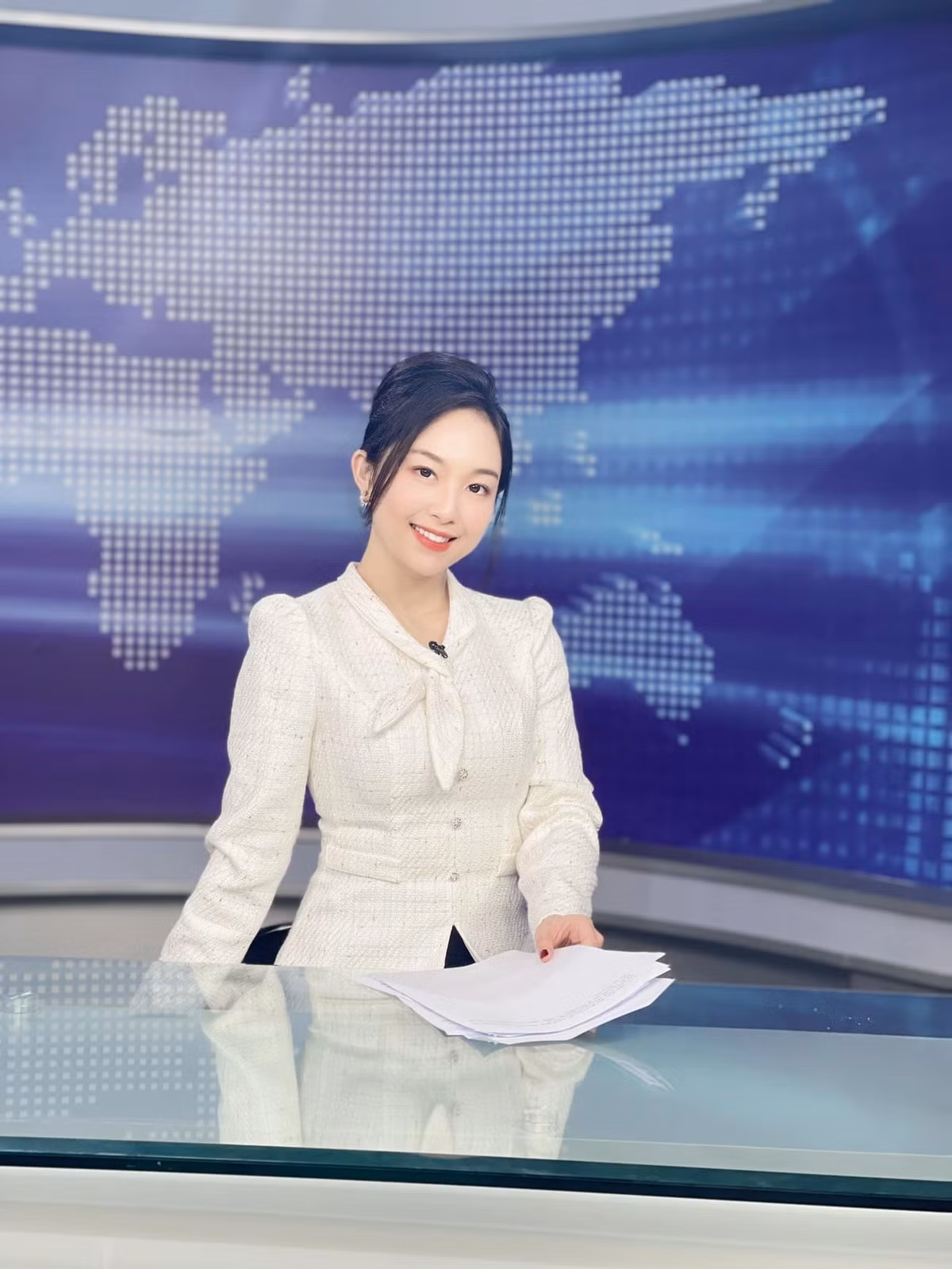 Cô nàng nổi lên trên mạng xã hội vào giữa năm 2023 với loạt khoảnh khắc diện áo dài, khoe nhan sắc nổi bật khi dẫn sóng bản tin Thời sự.