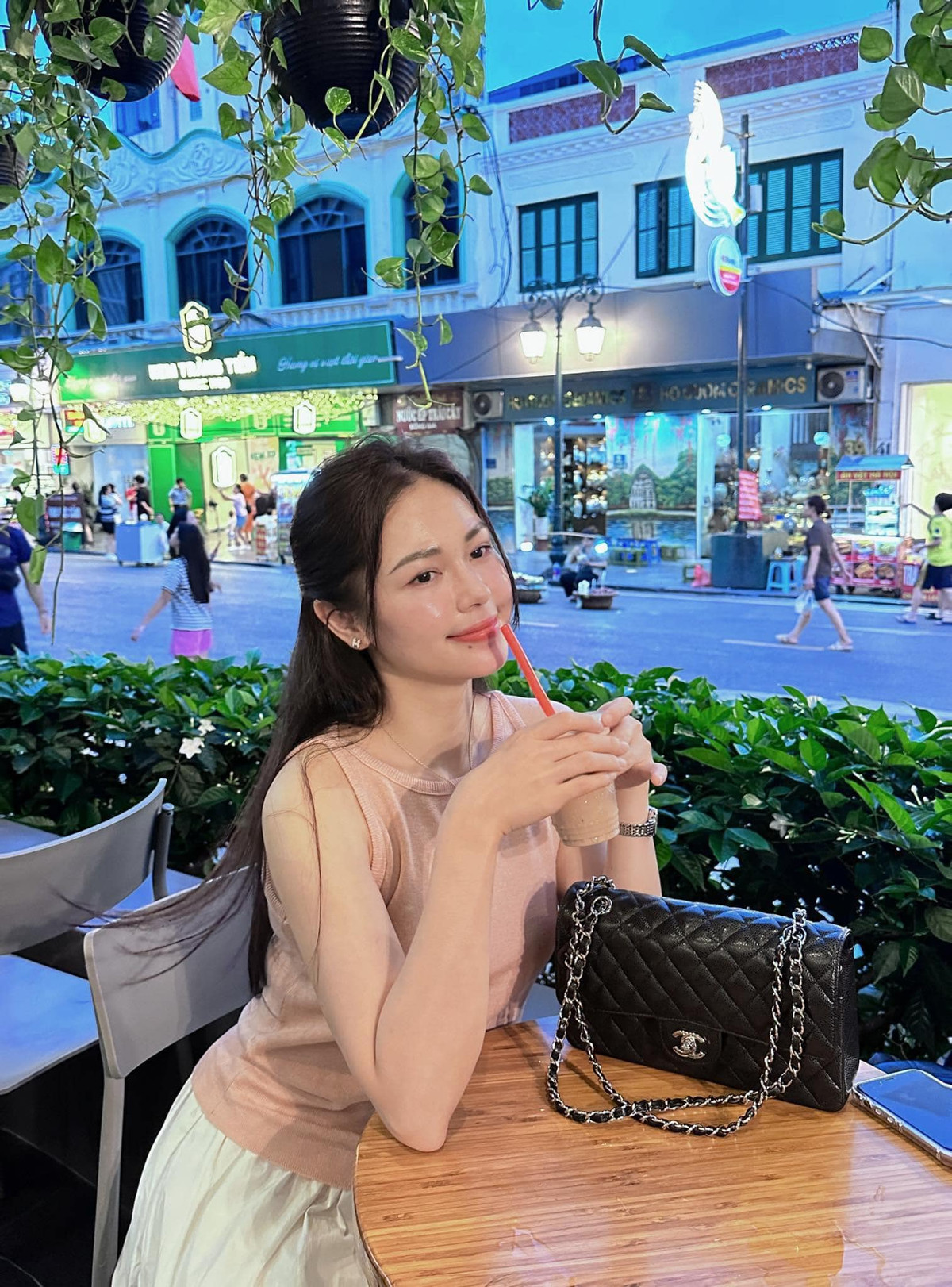 Nhiều nhà đài thường có những quy tắc về trang phục dành riêng cho các MC, BTV. Mỗi khi lên sóng, nàng MC rất chỉn chu trong phần ăn mặc. Tuy nhiên bên ngoài cô nàng có phong cách ngọt ngào, nữ tính, trẻ trung.