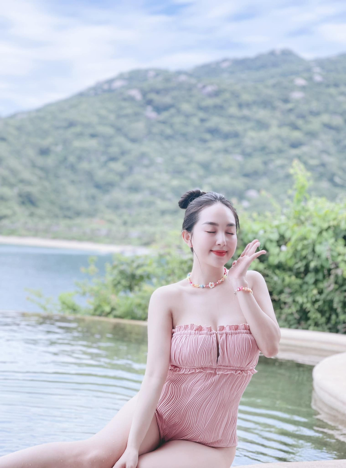 Thỉnh thoảng, cô phá cách với những mẫu đầm ôm tôn dáng, cúp ngực, hay diện bikini khi đi du lịch, đi bơi.