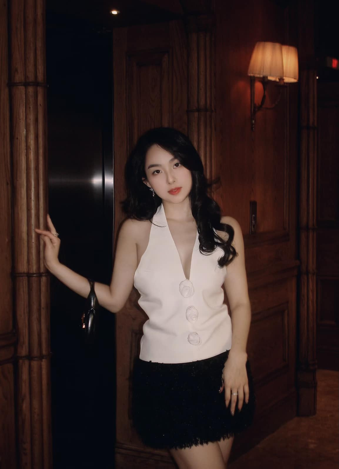 Nữ MC cho rằng, ngoại hình chỉ là một phần, ngoài gương mặt đẹp, thanh thoát thì nội tâm, trí tuệ thể hiện qua ánh mắt, cử chỉ, lối ứng xử... chính là sự thu hút vô hình ở phái nữ