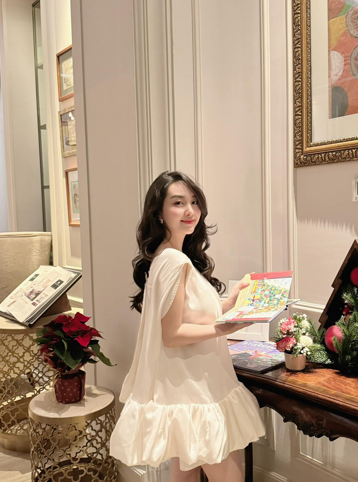 Tùy bối cảnh cũng như cảm hứng theo một ngày làm việc mà cô sẽ lựa chọn trang phục sao cho phù hợp. Khi đi gặp đối tác, cô chuộng diện những bộ đồ vest kín đáo. Còn khi đi uống cafe, đi chơi với bạn bè thì Trâm Anh ưu tiên cho những bộ váy áo điệu đà, bay bổng và nữ tính.