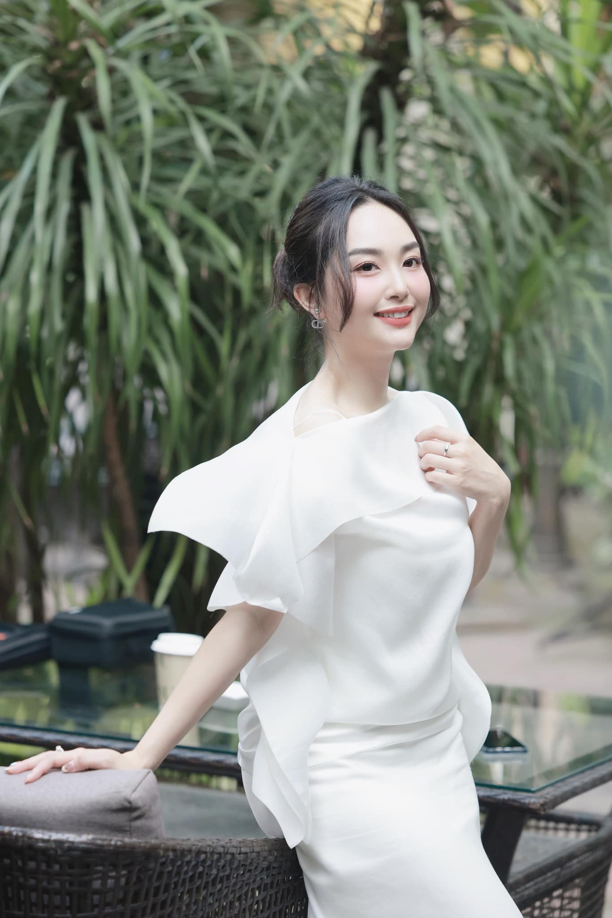 Ngoài nhan sắc, giọng nói trong trẻo, ấm áp của nữ MC cũng đốn tim rất nhiều khán giả.