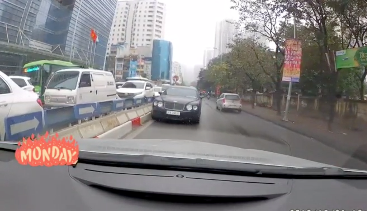 Sieu xe Bentley di nguoc chieu, CDM gay gat “co tien nhung thieu y thuc“